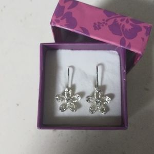 Flower leverback earrings